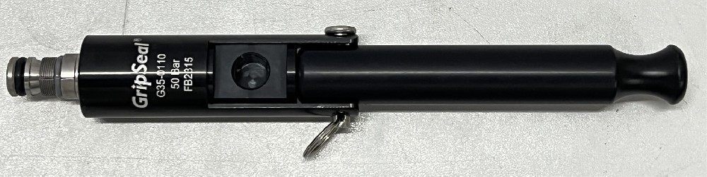 　　O形密封圈O形圈(O-rings)是一種截面為圓形的橡膠密封圈，因其截面為O形，故稱其為O形橡膠密封圈，也叫O形圈。開始出現在19世紀中葉，當時用它作蒸汽機汽缸的密封元件。因為價格便宜，制造簡單，功能可靠，并且安裝要求簡單，O形環是最常見的密封用機械設計。測試用的快速密封連接器廣泛應用于各行各業，我們生活中每天看到的汽車，空調，洗衣機，熱水器，家電等等都會用到快速接頭進行氣密性檢測。而O型密封圈作為快速接頭的重要組件，發揮著不可替代的作用，它是防止泄漏的關鍵。  　　格雷希爾GripSeal G35系列快速密封接頭  　　快速接頭O型圈對比其他密封圈有什么特別的性能呢?  　　1.簡單可靠，易于更換，降低了接頭維護的成本。  　　2..體積小，重量輕，使快速接頭的密封結構更加簡單。  　　3.材料可選，適應不同流體應用。  　　快速接頭O型圈材質：  　　O型圈，多數為丁晴橡膠NBR，也有氟橡膠FKM或是三元乙丙EPDM, 極少數也配置硅橡膠。  　　快速接頭O型圈使用壽命：  　　一般不能保證特定場合下的使用壽命，與很多因素相關差異很大。常規幾千次到幾萬次不等。  　　O型圈屬于易損配件，需要經常更換，格雷希爾GripSeal提供配件服務，如果您需要更換O型圈，可聯系億控科技。  　　格雷希爾GripSeal，為新能源汽車、自動化集成商、制冷、家電、液壓閥門、儀器儀表、航空航天、醫療器械等行業提供快速可靠的連接器，讓測試速度加倍。以好抓取、易密封為設計出發點，實現一秒連接，瞬時密封的友好客戶體驗，通過持續的產品設計、質量提升、選用質優材料、鉆研精巧工藝，打造國產快速密封連接器品牌