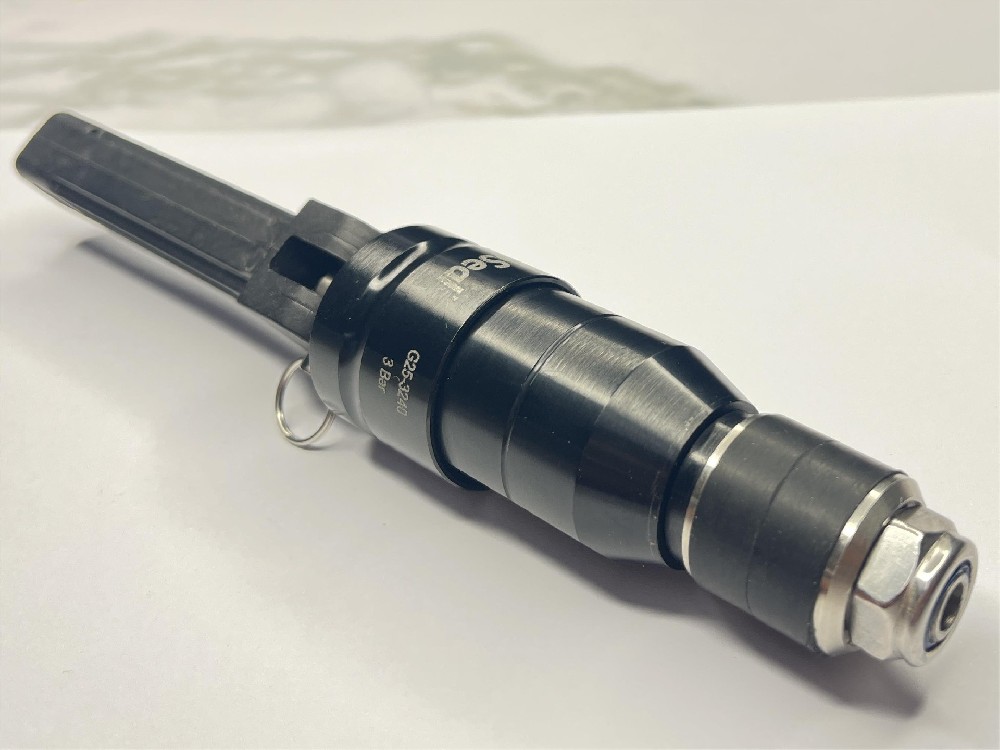 　　冷卻水快速接頭是一種用于連接冷卻水系統的連接裝置，主要用于快速連接和斷開冷卻水管路。它在汽車、工業設備、船舶和建筑等領域中得到廣泛應用。下面將詳細介紹格雷希爾GripSeal冷卻水快速接頭的原理。  　　冷卻水快速接頭包括兩個基本部分：母頭(female coupling)和公頭(male coupling)。公頭插入母頭并旋轉，兩個部分通過O型密封圈和鎖定裝置緊密連接在一起。接頭的連接和斷開可以通過簡單的旋轉操作完成。  　　冷卻水快速接頭的原理如下：  　　1. 密封機制：冷卻水快速接頭使用O型密封圈來確保接頭連接處的嚴密性。O型密封圈位于母頭和公頭之間的凹槽內，它能有效阻止冷卻水泄漏，并保證連接處的密封性能。  　　2. 鎖定機制：冷卻水快速接頭使用鎖定裝置來保持連接的穩定性。鎖定裝置通常位于公頭部分，并通過旋轉和鎖定機構與母頭相連接。它可以防止意外松脫，并確保接頭在使用中保持穩定和可靠的連接。  　　3. 流體通道：冷卻水快速接頭內部有一個完整的流體通道，允許冷卻水通過接頭自由流動。公頭和母頭內部都有導流槽和通道，確保冷卻水的順暢流動，減少流阻和壓力損失。  　　4. 快速連接和斷開：冷卻水快速接頭設計簡便，使得連接和斷開過程更加快捷和方便。只需將公頭插入母頭，然后旋轉，即可實現連接。對于斷開，只需反向旋轉即可快速分離接頭。  　　冷卻水快速接頭的原理使得冷卻水系統能夠方便地連接和斷開，而無需使用傳統的螺紋或焊接等方式。這樣的設計可以節省時間和勞力，并提高工作效率。此外，冷卻水快速接頭具有耐高壓、耐腐蝕和可靠的密封性能，使得其在各種冷卻水系統中都能可靠地工作。  　　總結起來，格雷希爾GripSeal冷卻水快速接頭通過密封機制、鎖定機制和流體通道等原理，實現了冷卻水管路的快速連接和斷開。它簡便、可靠且耐用，為冷卻水系統的連接提供了高效的解決方案。