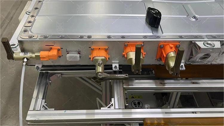 格雷希爾G25F快速連接器在東風(fēng)時代電池包氣密性測試的現(xiàn)場圖